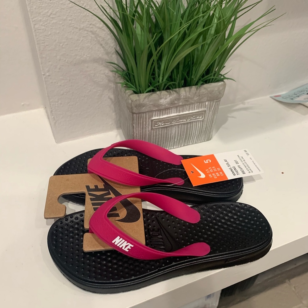 ❌❌SOLD❌❌Women’s size 5 Nike Solay thong sandal new